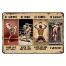 Fitness Blechschild – Be Strong Be Brave Be Humble Be Badass | Gym Motivation Wanddeko